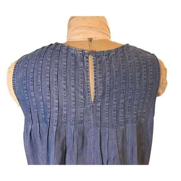 GAP Denim Chambray Sleeveless Top Sz. XL Pin Tuck Pleats Keyhole Closure - Picture 5 of 8